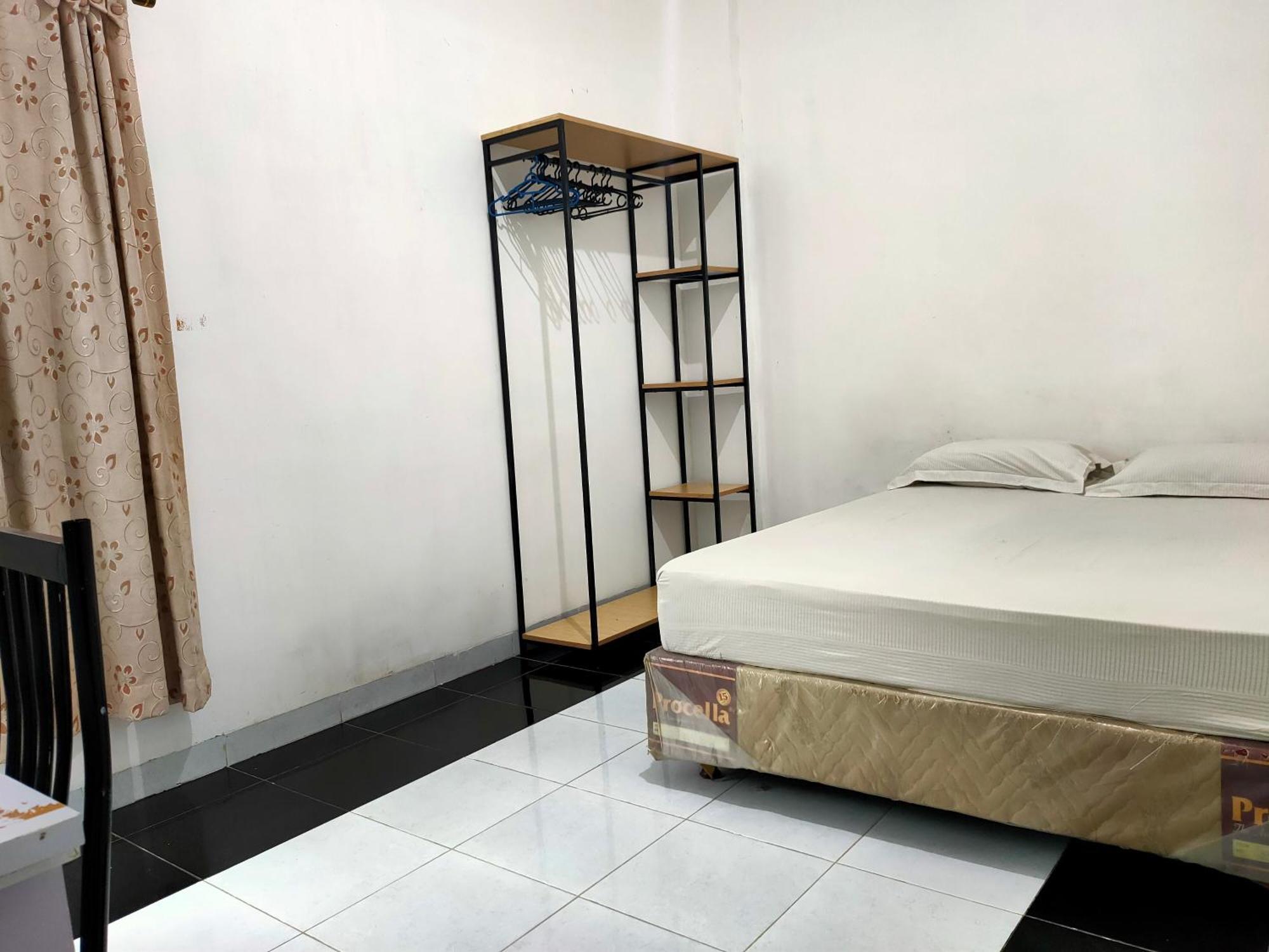 Oyo 93122 Puti Sartika Syariahnearpasar Jum'at Aluh Aluh Hotel Banjarmasin (South Kalimantan)