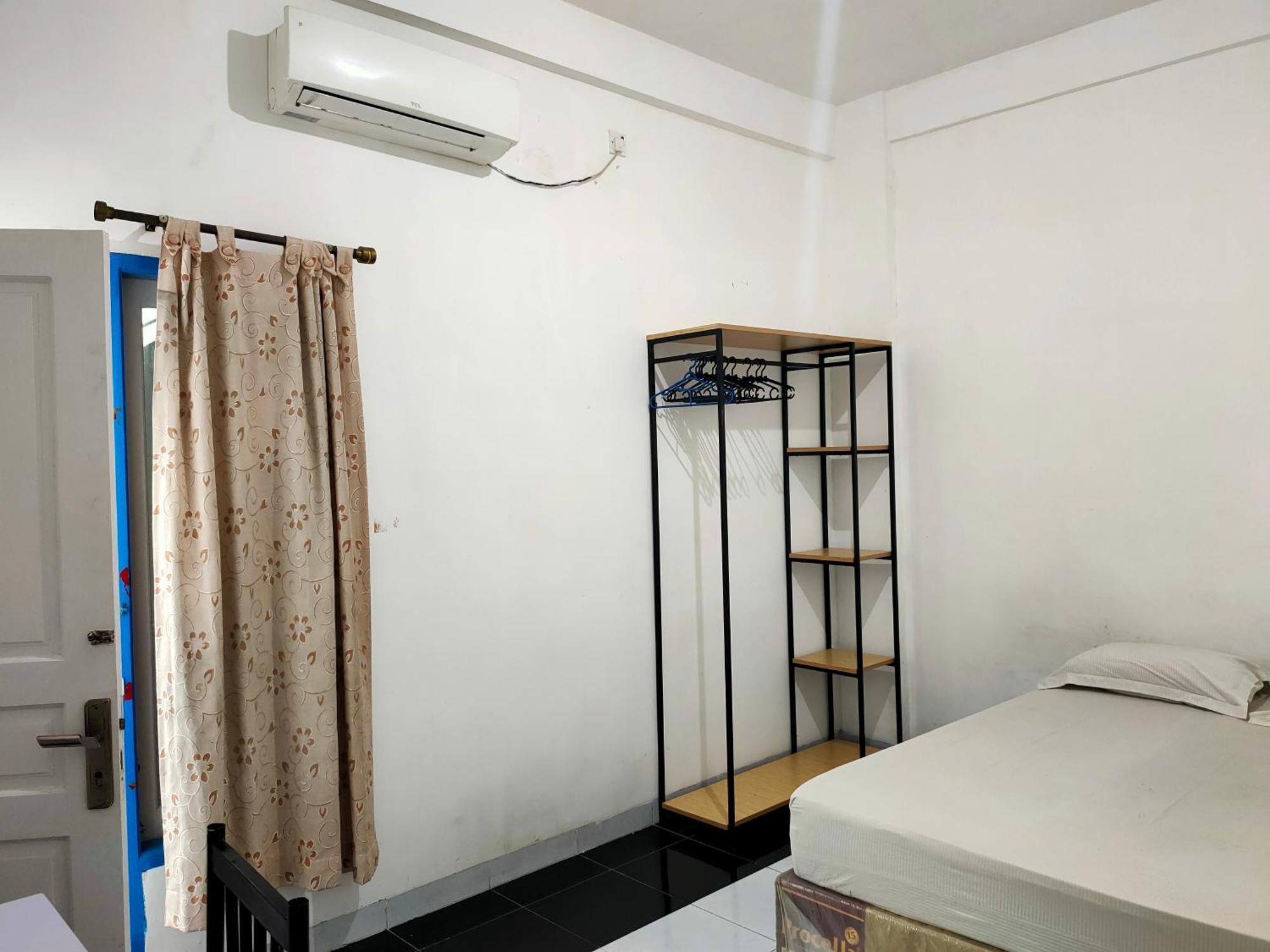 Oyo 93122 Puti Sartika Syariahnearpasar Jum'at Aluh Aluh Hotel 2*