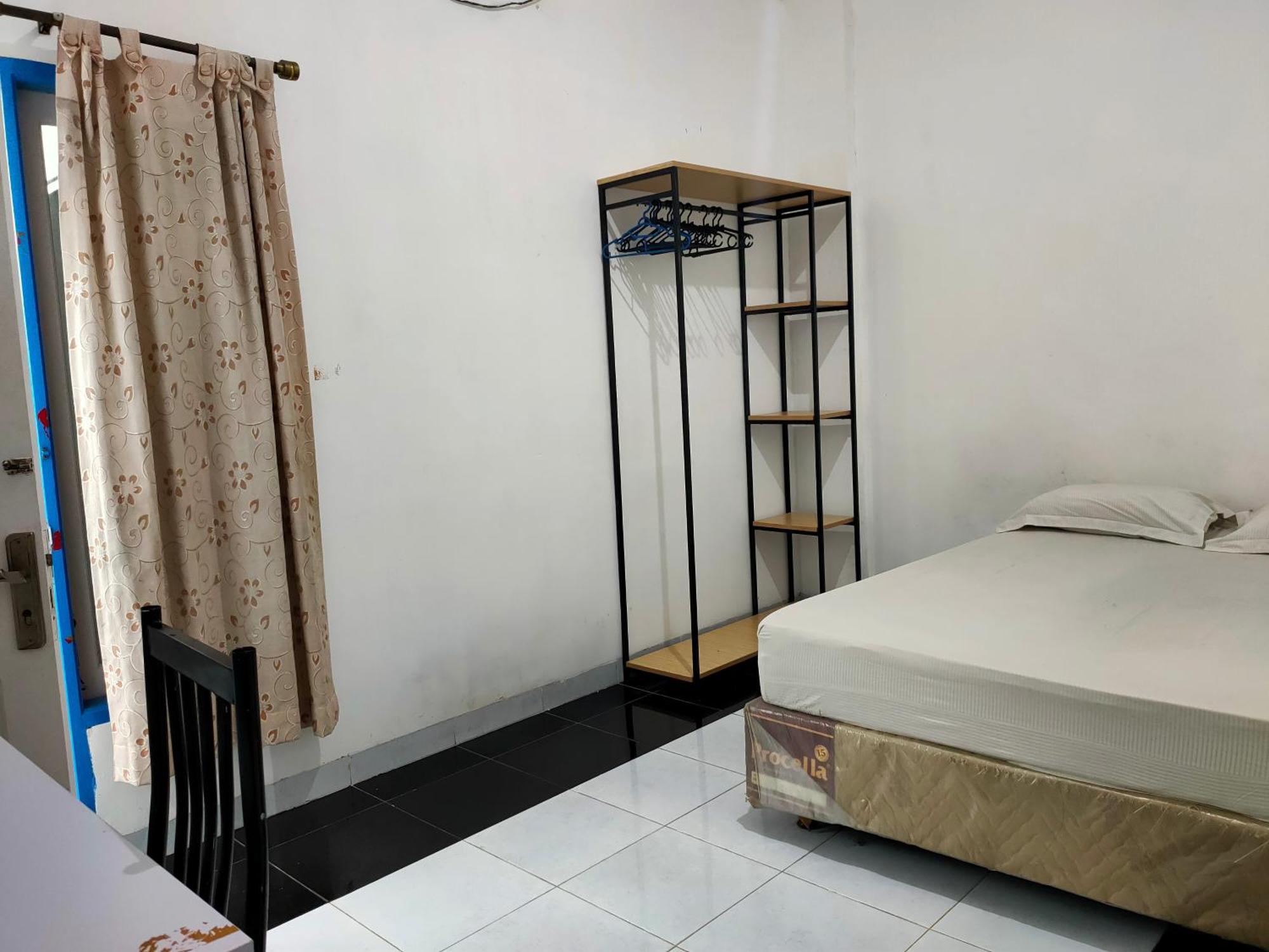 Oyo 93122 Puti Sartika Syariahnearpasar Jum'at Aluh Aluh
