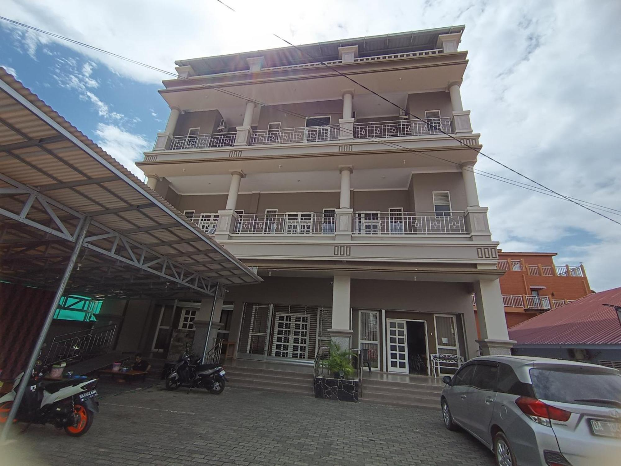 Hotel Oyo 93122 Puti Sartika Syariahnearpasar Jum'at Aluh Aluh